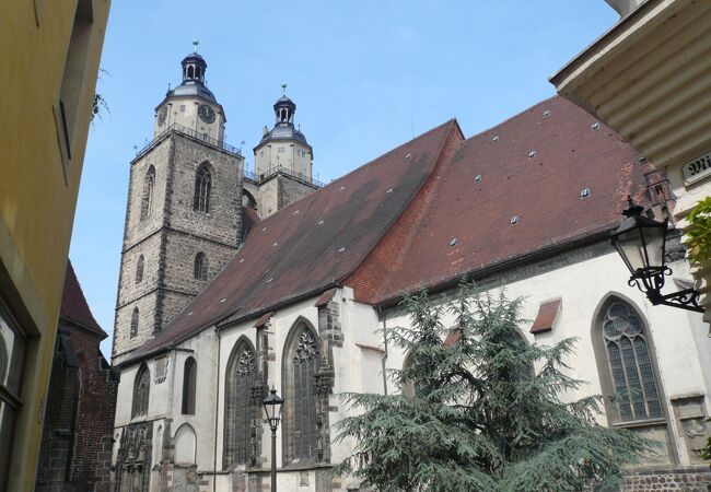 ヴィッテンベルクの聖マリエン市教会で宗教改革者ルターが説教を行った。その場面を傑作クラナハの祭壇画で見る。