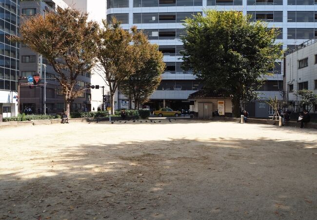 繁華街の中静かに佇む蓮政寺公園