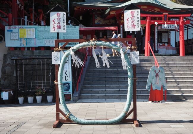 熊本城稲荷神社の“智恵の輪くぐり”