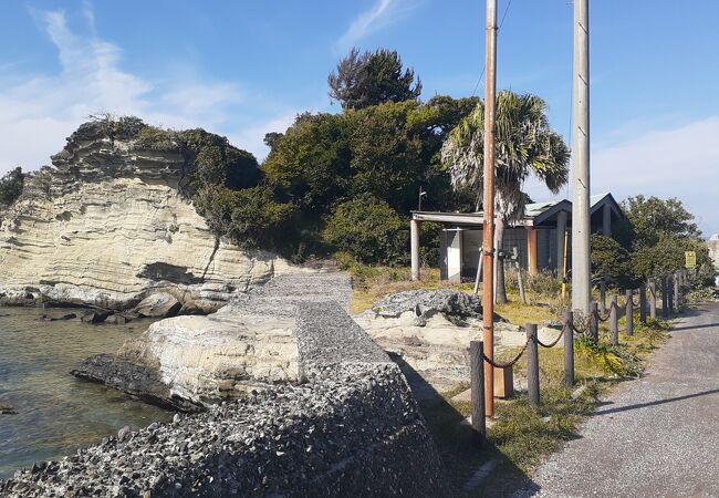 JR富浦駅より北西へ徒歩10分程度のところに位置する一粒で二度美味しい景勝地