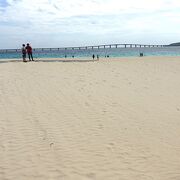 砂の色がとても綺麗なビーチ