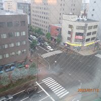 雨が降っていて見えにくいですが交差点が目の前です