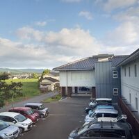 部屋からは駐車場が見えます。