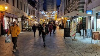 石畳の道が続く街並み。