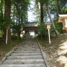 随身門を潜り本殿へと