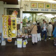 店内は人で一杯