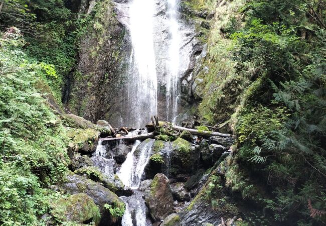 抱返り渓谷の奥にある落差30ｍ程の美しい滝
