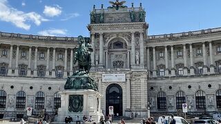 新王宮前にある