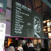 隣にTESCO expressやレストラン等が有る、便利だ。