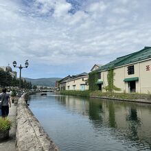 運河に沿って整備された散策路