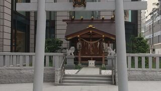 表参道駅近くにある秋葉神社はビルに囲まれてます