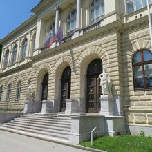 緑地を前にしたクリーム色の外観が爽やかな国立公園