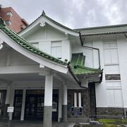 片倉館の隣にある美術館