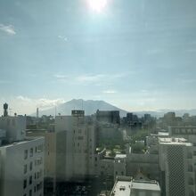 部屋の窓から桜島が見えました