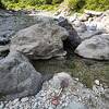 川底を掘って楽しむ温泉は楽しい！ちなみにスコップは雄川閣さんで借りれます。