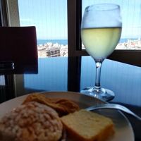 ラウンジで海を見ながらワインや軽食をいただきました。