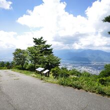 頂上の近くまで車で行けます。