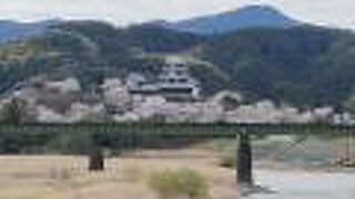 再建天守の好例。宇和島に行く際は左側の車窓から城が見ることが出来ます