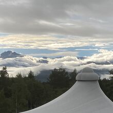 部屋から朝の眺望で雲海が広がっています