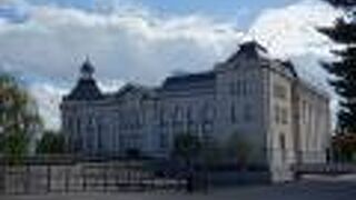 信濃川沿いに立つ歴史博物館