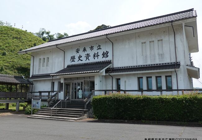 「道の駅 広瀬富田城」に併設された和風建築の郷土資料館