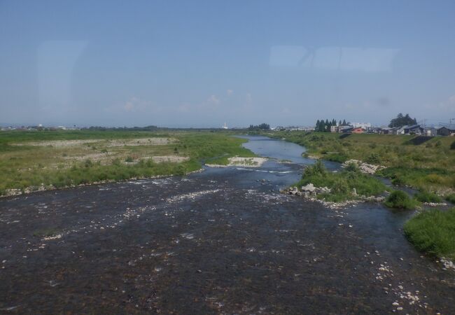 阿賀川を境に一気に風景が変わりました。