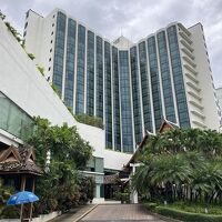 近代的な外観にタイ伝統様式が溶け込んでいます