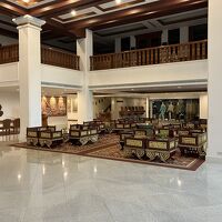 ソファーでなく木製チェア、タイの伝統を感じられるデザインです