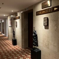 客室階廊下もタイです