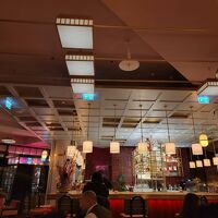 バーの様子です。カクテルやビールなどメニューは豊富です。