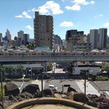 頂上から見る京急電車と品川の街。