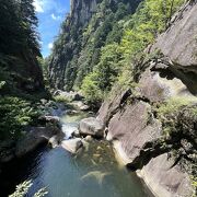 大きな岩の絶景と渓谷美