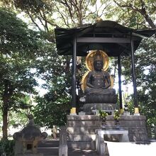 本堂の裏の森にある大日如来像。