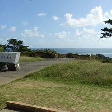 展望台とその手前の最南端の碑