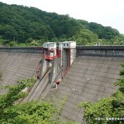 飯梨川と東比田川の合流点に建設された多目的ダム