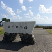台形をさかさまにしたような形