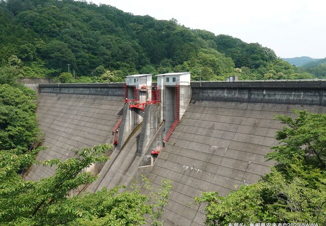 飯梨川と東比田川の合流点に建設された多目的ダム
