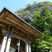 青い空と本堂が映えるお寺