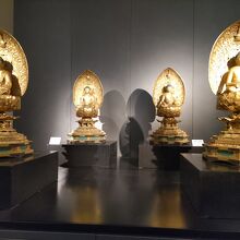 博物館本館内の仏像