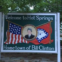 クリントンの出身地としても有名なホットスプリングス