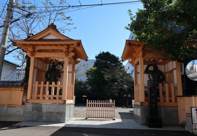 会津若松の基礎を築いた蒲生氏郷の墓があります
