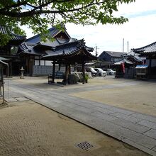 コンパクトな境内