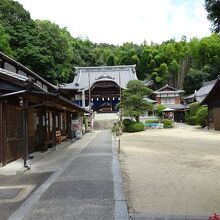 コンパクトな境内