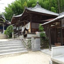 手前が大師堂、奥が本堂