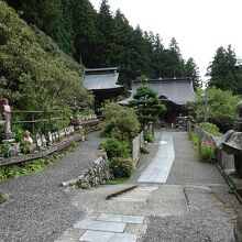 奥に本堂と鐘楼