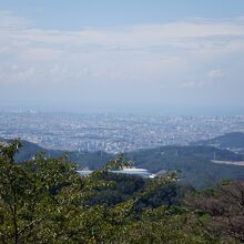 山頂近くの展望台からは大阪平野が一望出来ました。