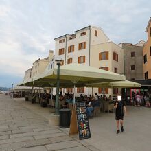 気さくな雰囲気のお店で、コーンに入れたアイスの持ち帰りもOK