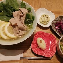 もち豚しゃぶとレモンのフォー　￥1,496