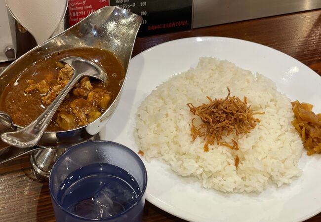 新橋駅地下の食堂街にあるカレー屋さんです。