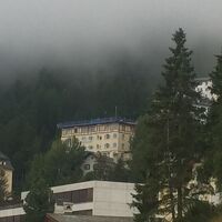 上から２つ目の角部屋です